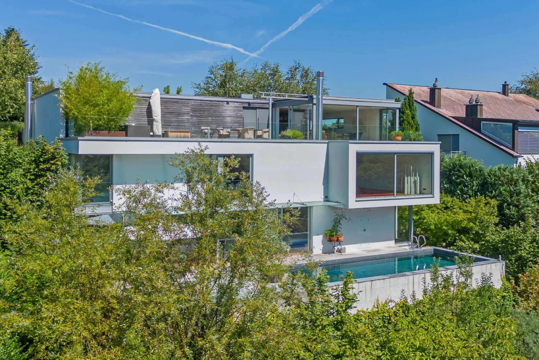 Modernes Wohnhaus mit Pool und Terrasse in der Region Baden